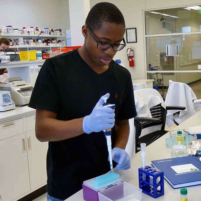 Huntsville teen working in HudsonAlpha lab