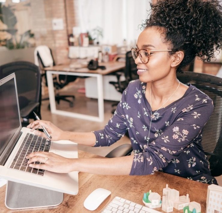 woman sititng at a computer working on taxes