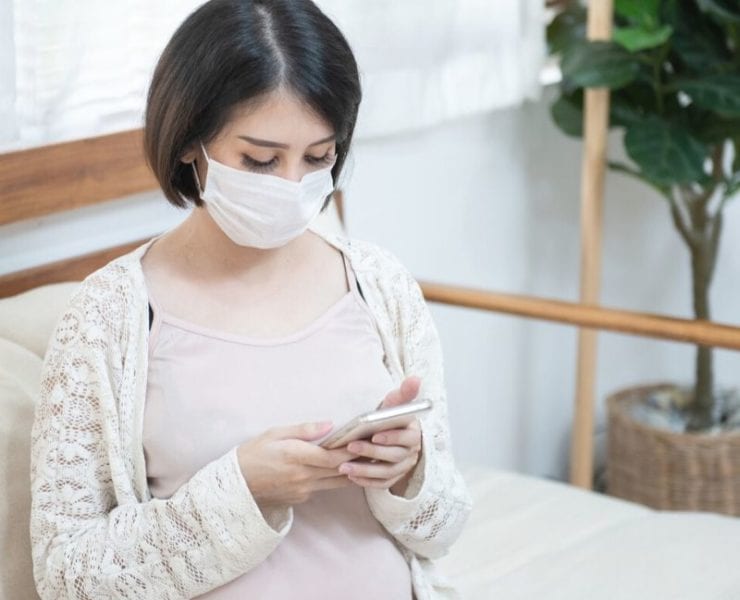 pregnant woman wearing face mask covid-19